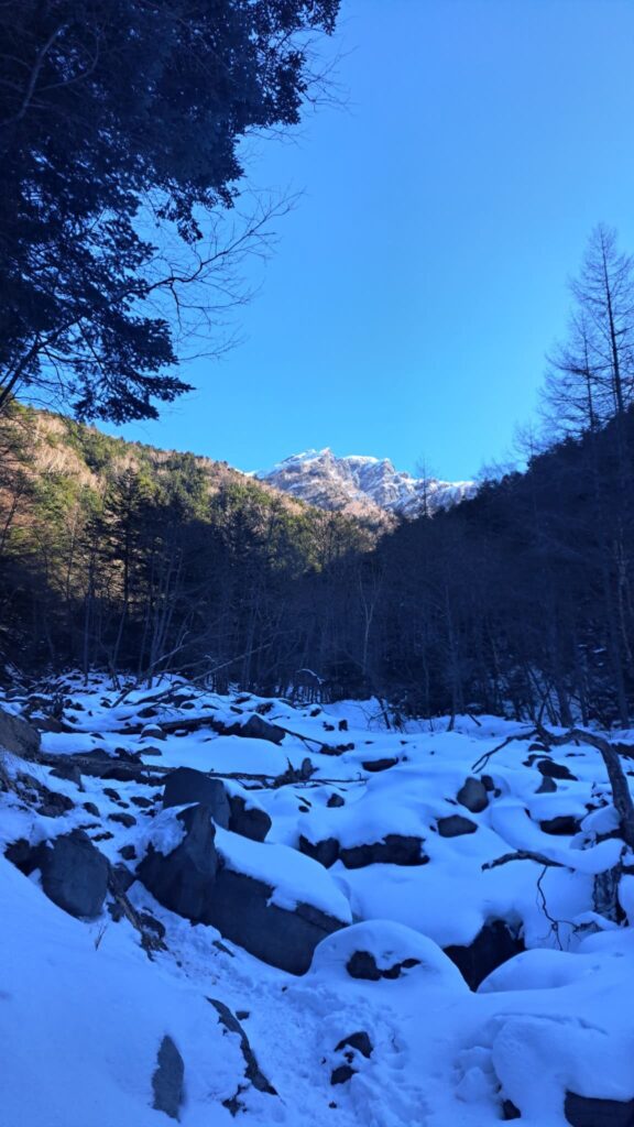 広河原沢から望む阿弥陀岳